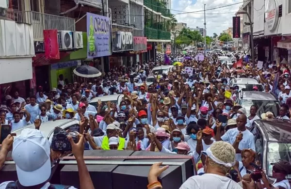 Photo of people marching in the streets of Guadeloupe for national unity