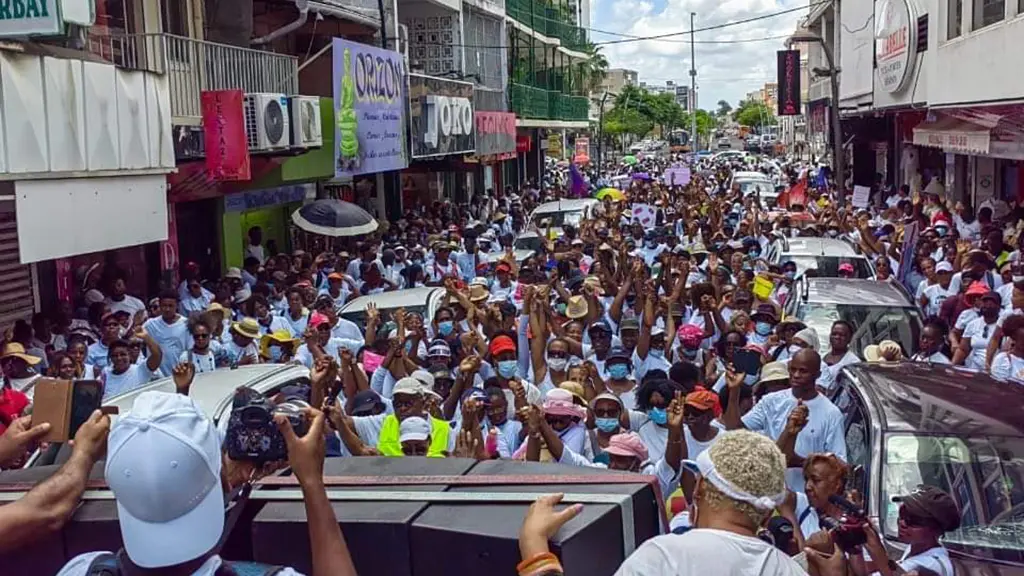 Photo of people marching in the streets of Guadeloupe for national unity